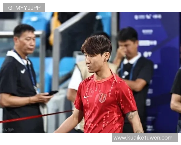 足球场惊现神秘球星引发热议 球迷纷纷猜测身份究竟是谁