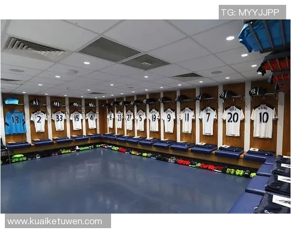 足球球星更衣室精彩瞬间曝光 揭秘赛场背后的真实互动与感人故事