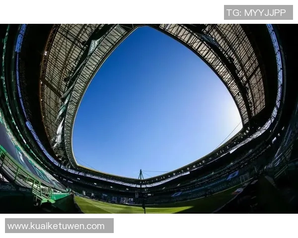 这位球星家里竟然拥有私人足球场,豪华程度让人惊叹 这位球星家里竟然拥有私人足球场,豪华程度让人惊叹